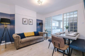 Classic 4Bedroom House in Wirral with WiFi & Parking Sleeps 9